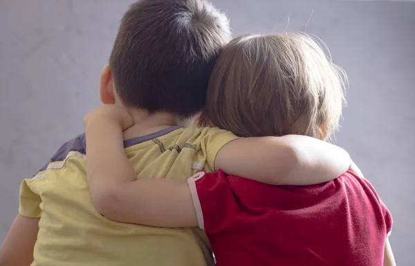 Back View Brothers Hugging Wall House — Stock Photo, Image