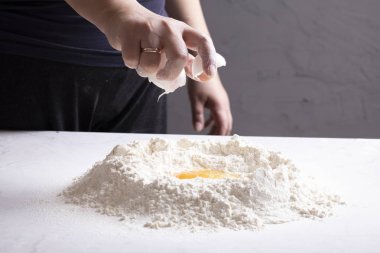 Hamur hazırlayan fırıncıyı kapat, una yumurta koy.