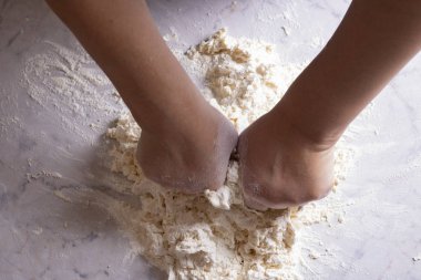 Fırıncı mutfakta ekmek için hamur yoğuruyor.