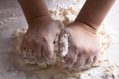 Fırıncı mutfakta ekmek için hamur yoğuruyor.