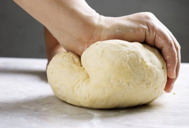 Hamurlu fırıncı elini kapat.