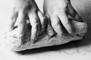 Hamur hazırlayan fırıncı ellerini kapat.