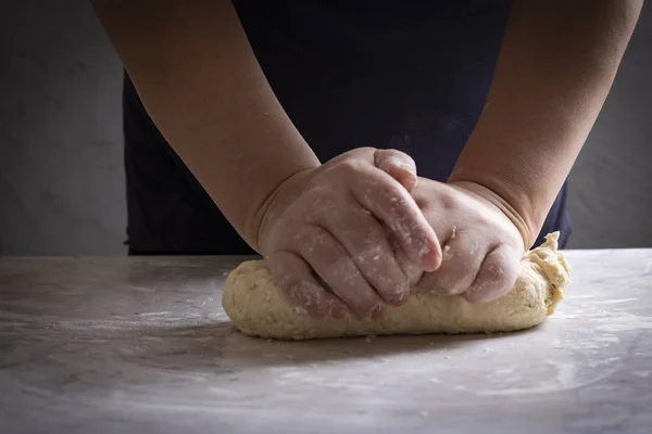 Großaufnahme Von Bäckerhänden Beim Teigzubereiten Der Küche — Stockfoto