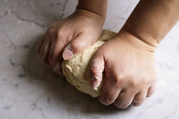 Großaufnahme Von Bäckerhänden Beim Kneten Von Teig — Stockfoto