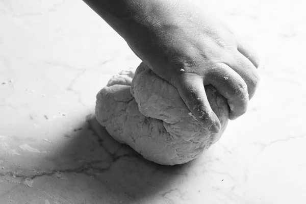 Nahaufnahme Der Bäckerhand Mit Teig — Stockfoto