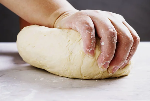 Nahaufnahme Der Bäckerhand Mit Teig — Stockfoto