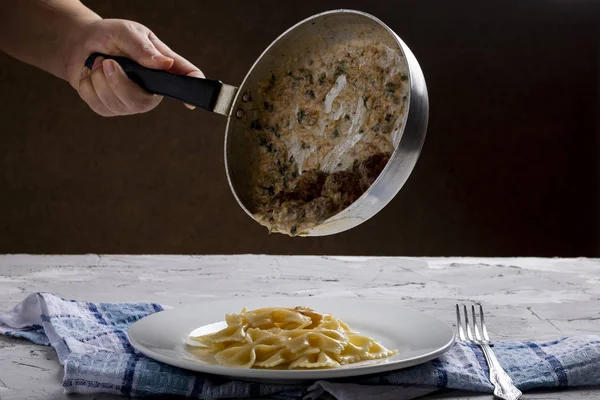 Chef Con Sartén Poniendo Albóndigas Plato Con Pasta — Foto de Stock