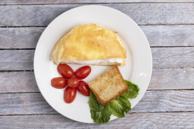 omellete salata, üstten görünüm