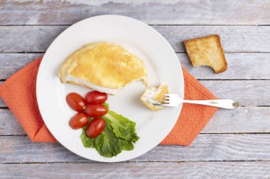 kızarmış ekmek ve salata kahvaltı için omellete