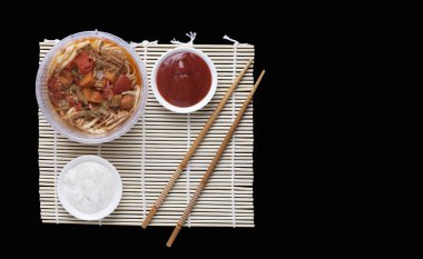 Erişte chopsticks siyah tablo, üstten görünüm kutusunda,