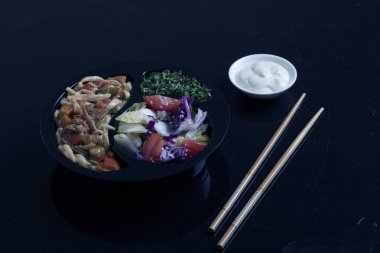 hazır yemek yemek için sopa ve sebze ile iş kutusundaki Asya gıda