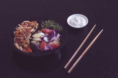 hazır Asya yemek yemek için sopa ve sebze ile iş kutusundaki Asya gıda