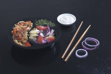 sopa ve sos ile öğle yemeği kutusu içine sağlıklı gıda