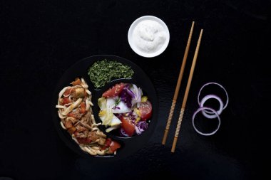 vegan hazır yemek yemek için Asya gıda ile sopa ve sosu, üstten görünüm