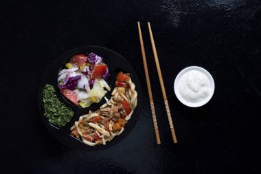 İtalyan makarna ve maydanoz, üstten görünüm ile sağlıklı salata