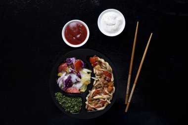 Yemek için makarna ve salata konteyner içine Asya hazır yemek
