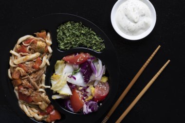 Vegan salata ve makarna ile kızarmış sebze, portre