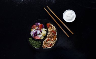 iş kutusunda yemeye hazır yemek sebze ve sopa ile Asya gıda