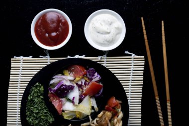 sağlıklı vegan salata ve makarna çeşitleri soslar