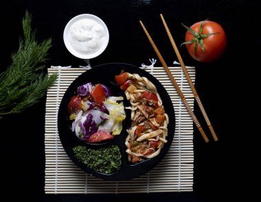 kızarmış makarna ve vegan salata, closeup sopa ile