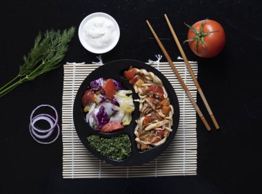 maydanoz, yemek çubukları, domates, sos hazır yemek yakınındaki