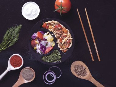 İtalyan makarna sebze ve sos, baharat kutusu içine