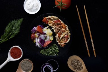 sopa ile Çin yemeği yemeye hazır yemek