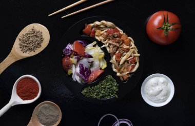 Çin yemeği siyah arka plan masaya, closeup ayarla