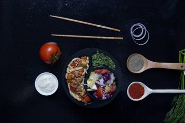 Kızarmış erişte ve gıda sopa, kaşık içinde baharatlar