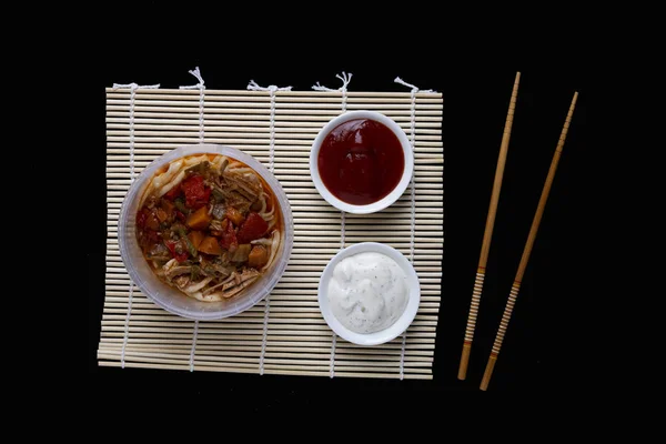 Rød Sauce Spisepinde Frokost Æske - Stock-foto