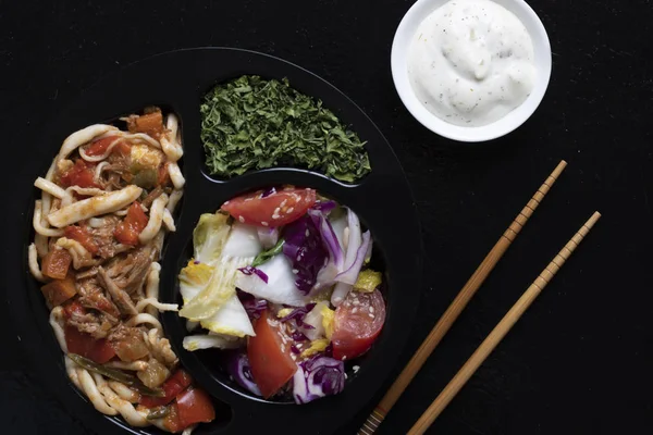 Vegan salata ve makarna ile kızarmış sebze, portre