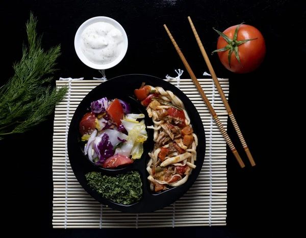 kızarmış makarna ve vegan salata, closeup sopa ile
