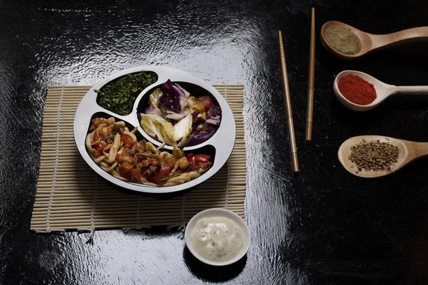 Chinees Eten Doos Specerijen Buurt Van Saus — Stockfoto