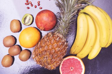 Dilimlenmiş Greyfurt ve kivi, tropikal meyveler