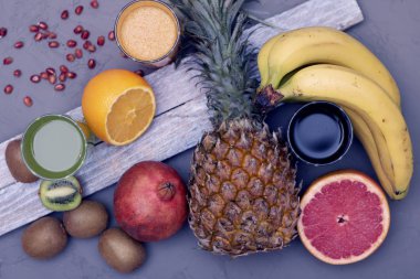 nar tohum suyu ve ananas, üstten görünüm, vitamin karışımı ile kivi