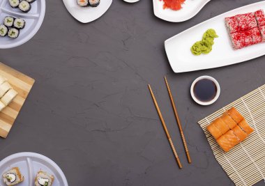 Taze suşi ruloları, yemek çubukları ve soya sosunun en üst görüntüsü. Boşluğu kopyala 