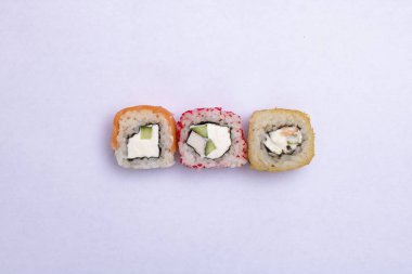 Üst manzara, taze suşi ruloları.