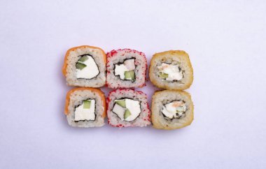 Üst manzara, taze suşi ruloları.