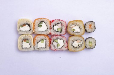 Üst manzara, taze suşi ruloları.