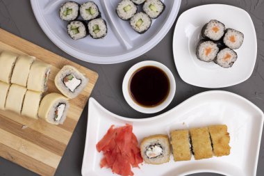 Üst Manzara. Masada farklı taze suşi ruloları var. 