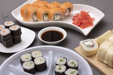 Üst Manzara. Masada farklı taze suşi ruloları var. 