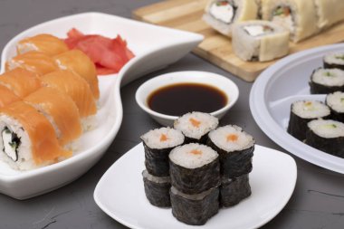 Üst Manzara. Masada farklı taze suşi ruloları var. 