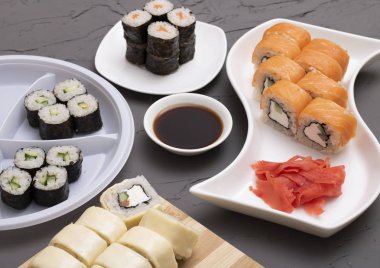 Üst Manzara. Masada farklı taze suşi ruloları var. 