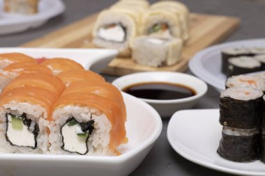 Masada farklı taze suşi ruloları var. 