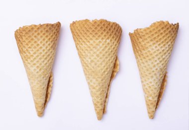 Beyaz arka planda dondurma için waffle külahları