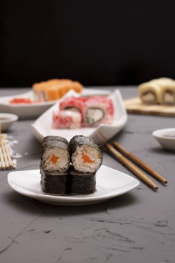 Gıda sopa, soya sosu, zencefil ve wasabi ile suşi rulo