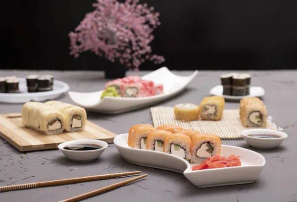 Sushi Rullar Med Mat Pinnar Soja Ingefära Och Wasabi — Stockfoto