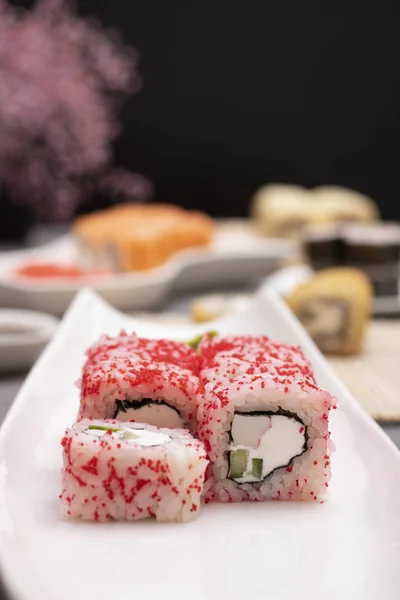 Sushi Rolt Met Voedsel Stokken Sojasaus Gember Wasabi — Stockfoto