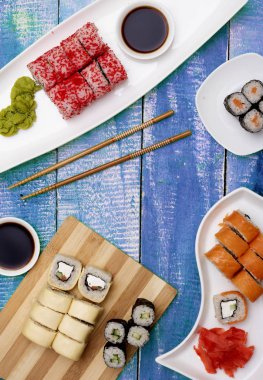 Gıda sopa, soya sosu, zencefil ve wasabi ile suşi rulo