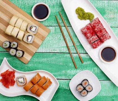 Gıda sopa, soya sosu, zencefil ve wasabi ile suşi rulo